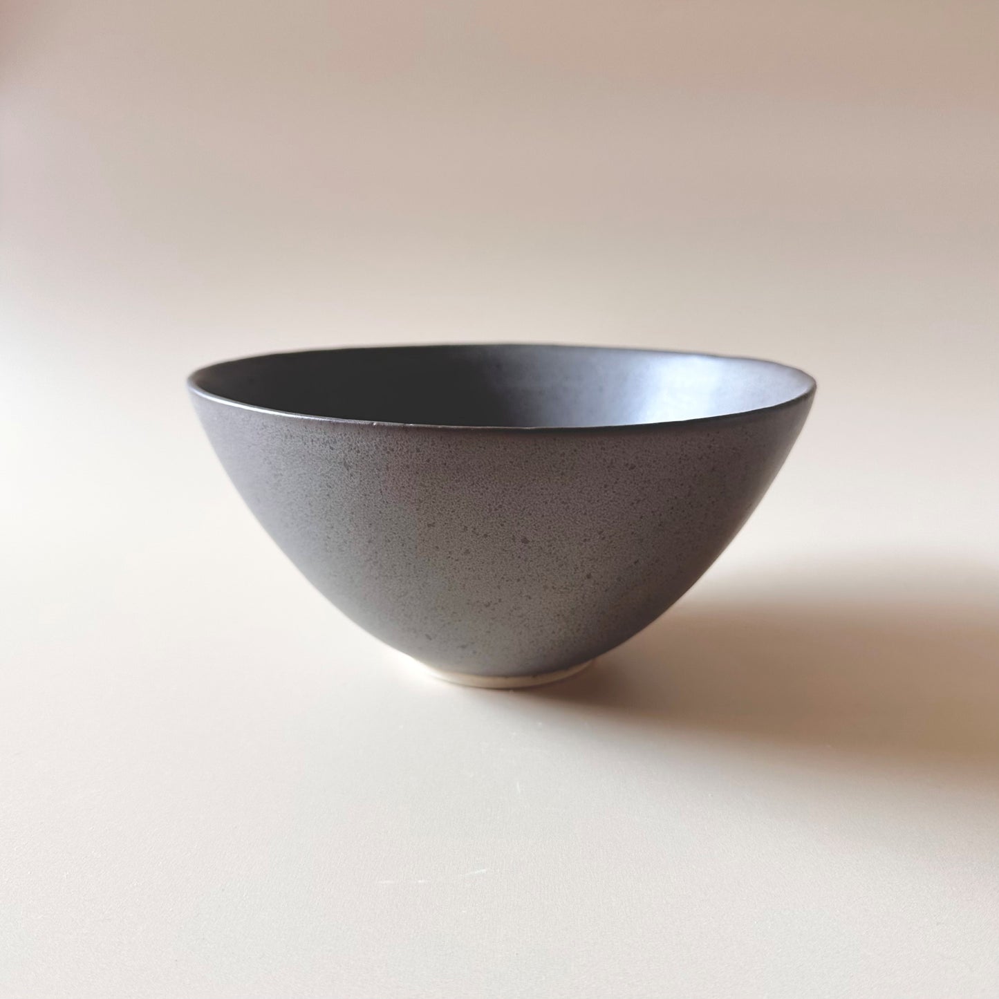 Serving bowl Silhouette Small, natural white with lava dots