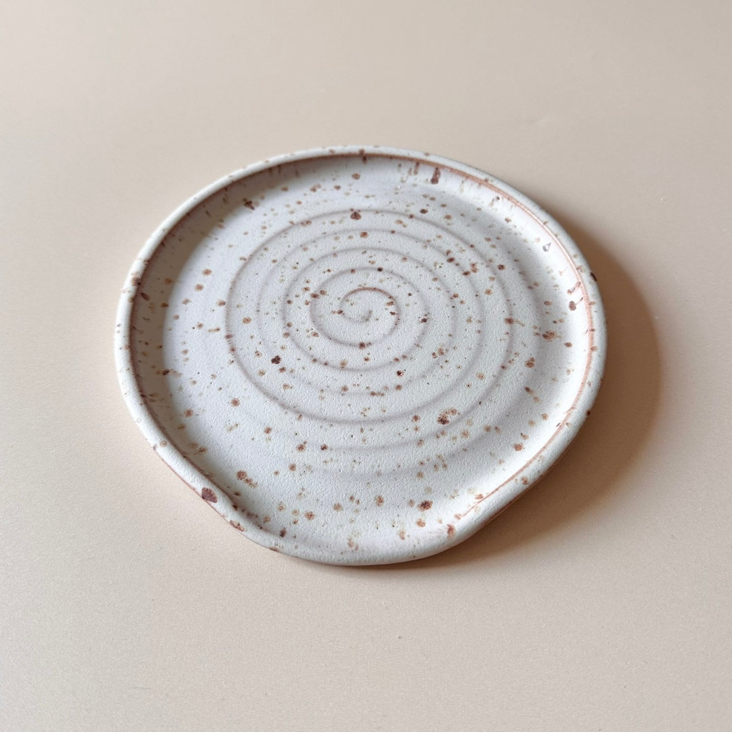 Spoon rest Ränder, natural white with lava dots