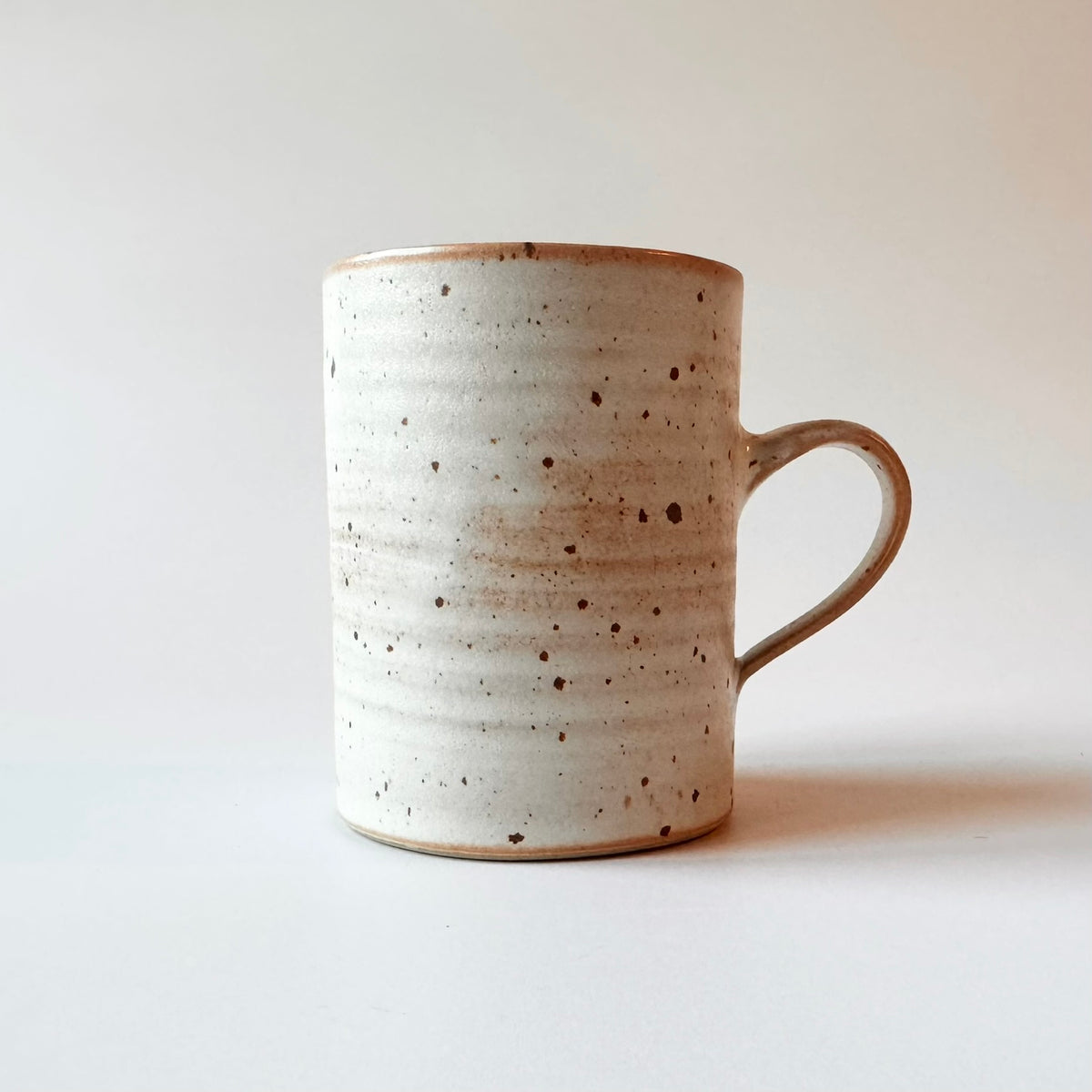 Kaffekopp Lätt, vit med lavaprickar