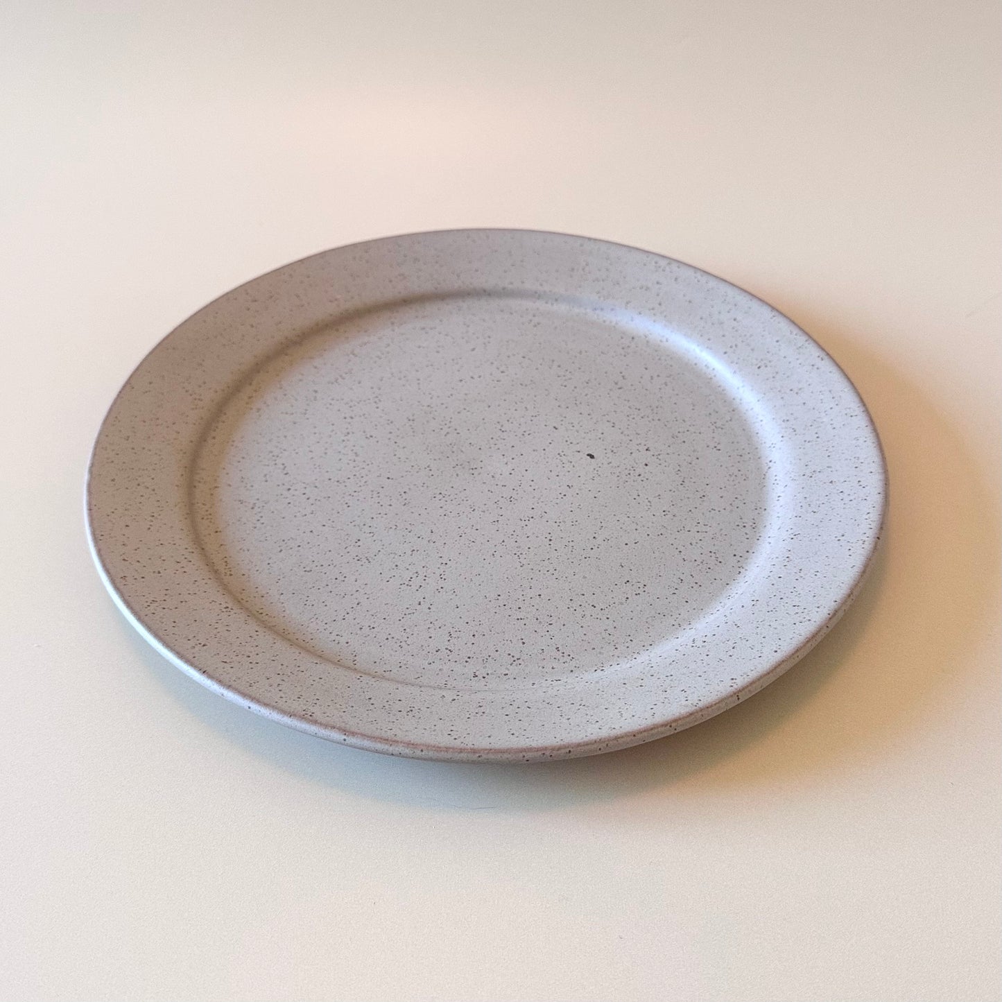 Tallrik Mjuk, grå
