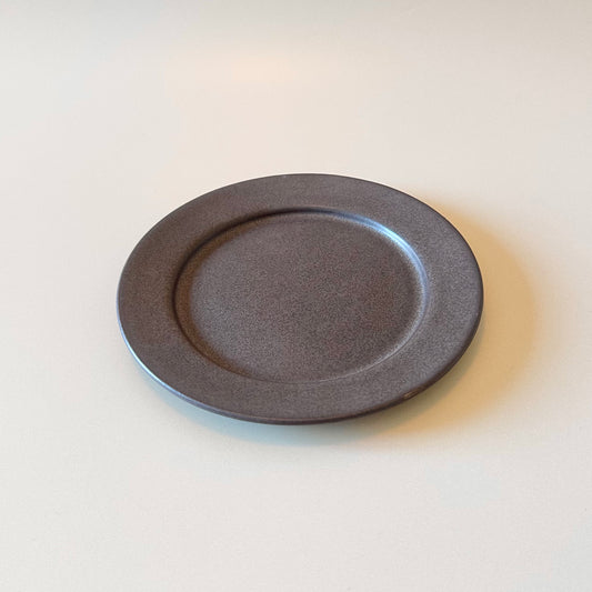 Assiett Mjuk, mörkbrun
