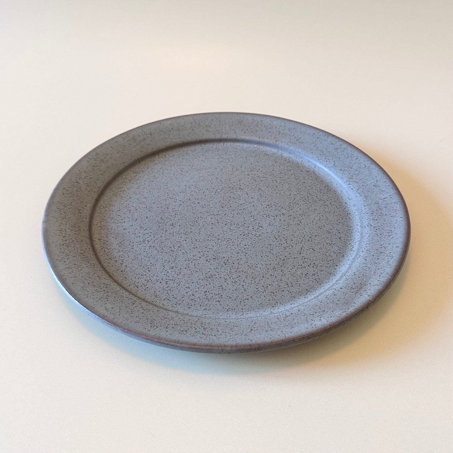 Tallrik Mjuk, mörk gråblå