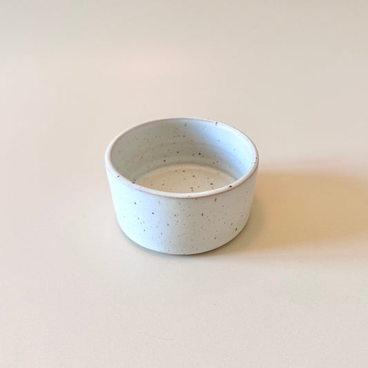 Dipp- eller kryddskål Rak, naturvit med lavaprickar