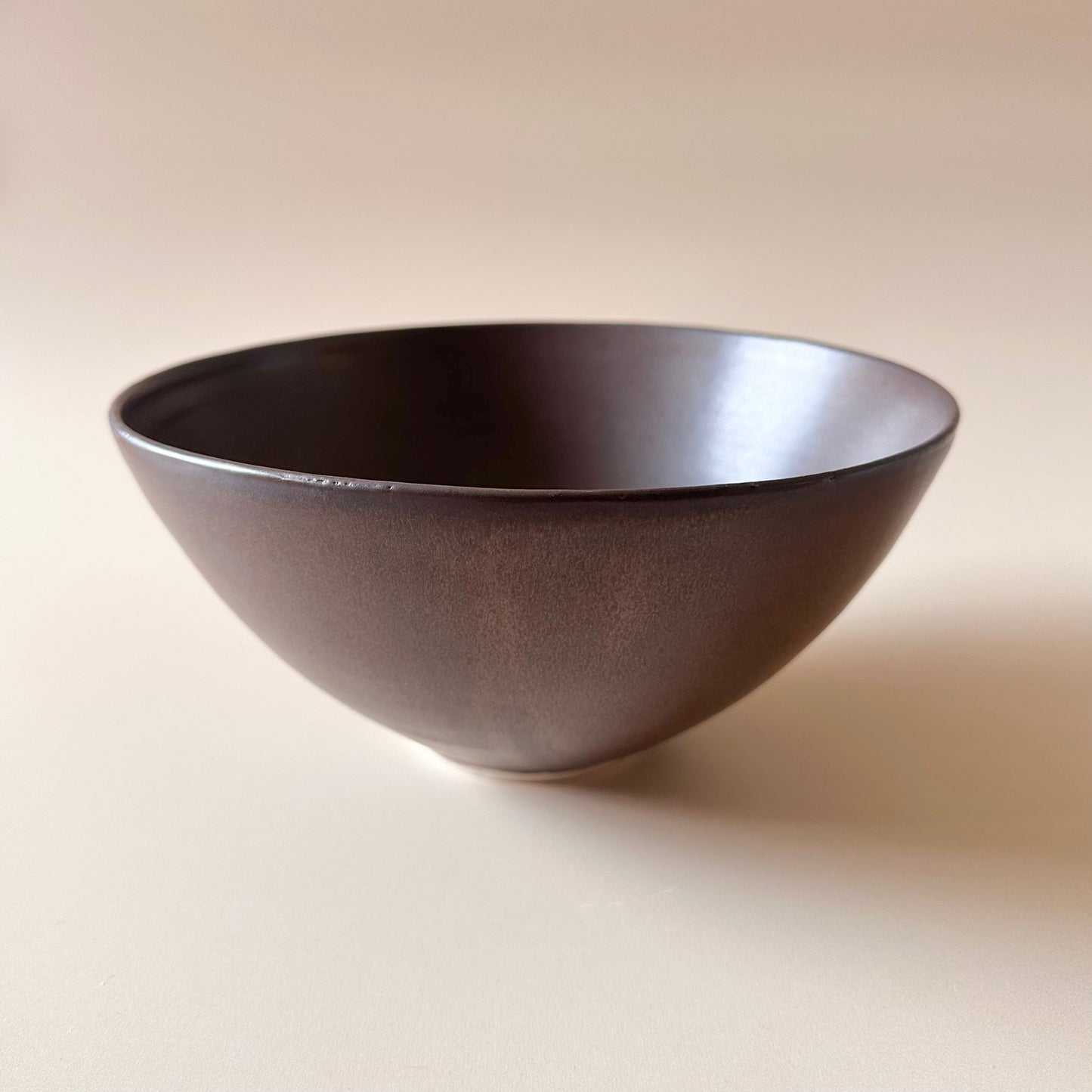 Serving bowl Silhouette Large, dark brown with lava dots