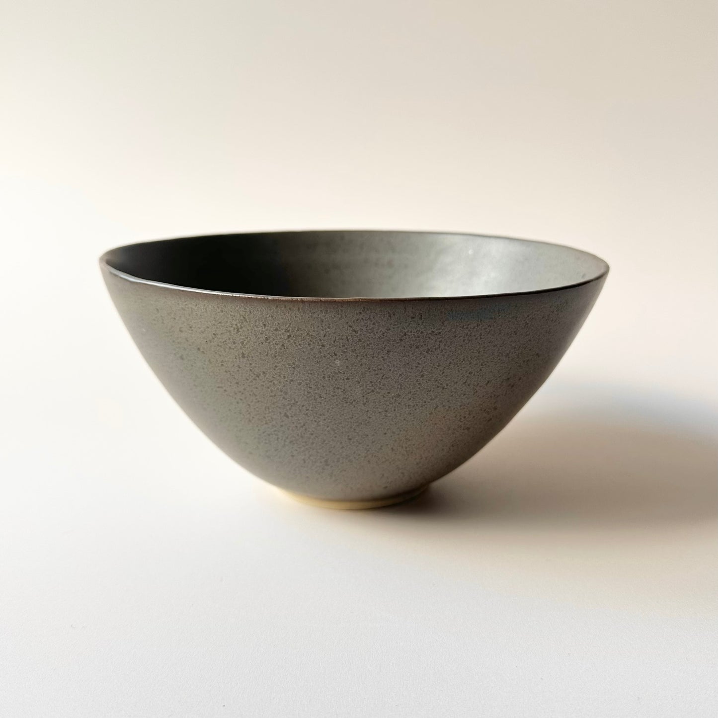 Serving bowl Silhouette Small, dark grey with lava dots