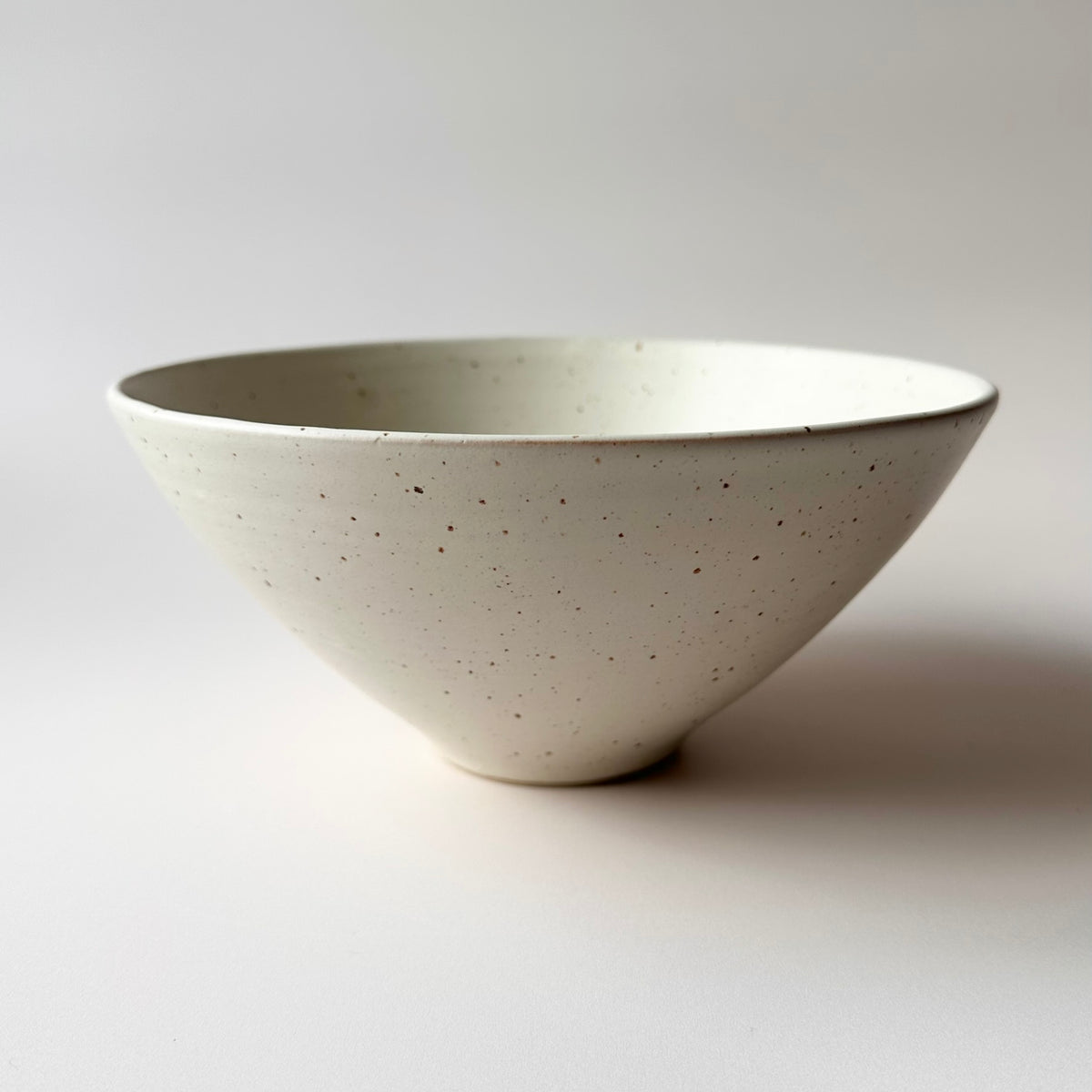 Serving bowl Silhuett Large, natural white with lava dots