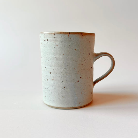 Kaffekopp Lätt, blekt ljusblå med lavaprickar