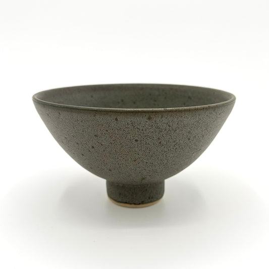 Serveringsskål Klack Stor, gröngrå med lavaprickar