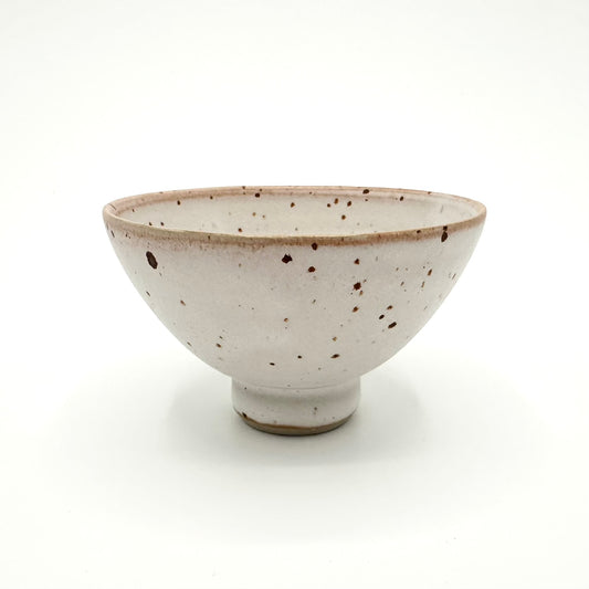 Serveringsskål Klack Liten, vit med lavaprickar