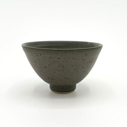 Serveringsskål Klack Liten, gröngrå med lavaprickar