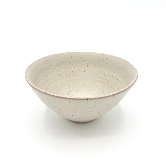 Serveringsskål Silhuett Liten, naturvit med lavaprickar