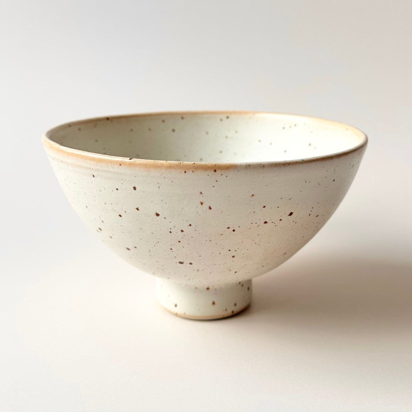 Serving bowl Klack Large, white with lava dots